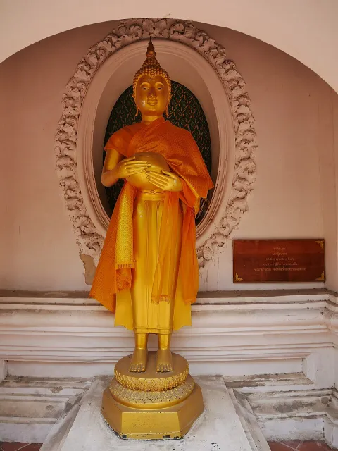 พระประจำวันเกิดวันพุธ ปางอุ้มบาตร
